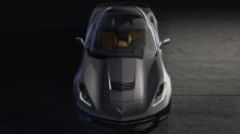 Вид сверху на серебристый Chevrolet Corvette C7 на сером асфальте